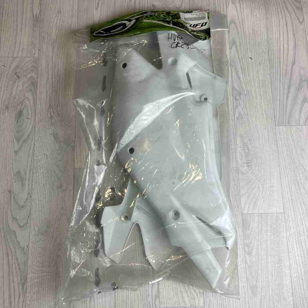 UFO HU3315041 Seitenteile passend für Husqvarna WR125/250 CR125/250 2005 weiss