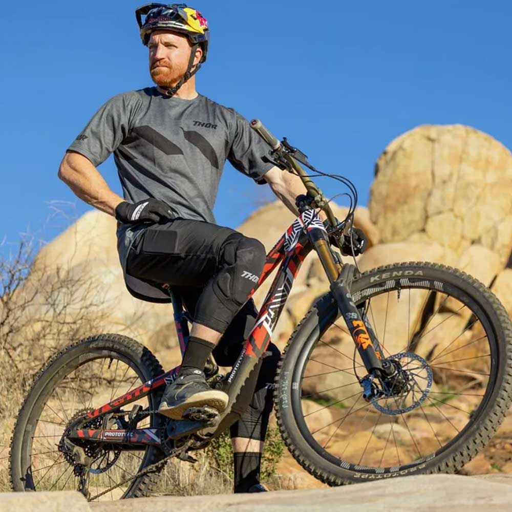 THOR Assist Shorts kurze MTB Hose schwarz